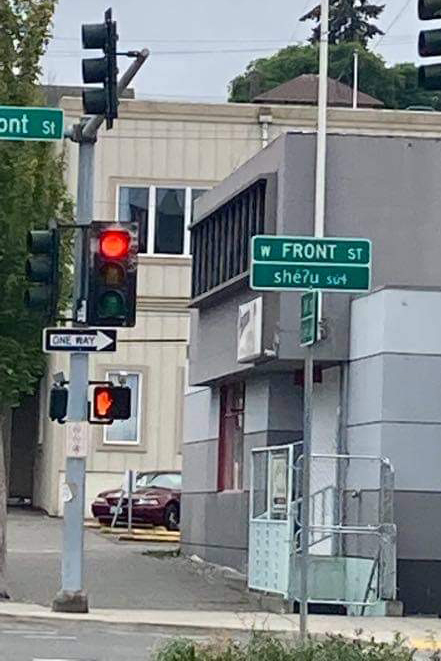 Port Angeles bilingual (English/Klallam) street sign reading “W Front Street / shéʔu súɬ”, August 2021