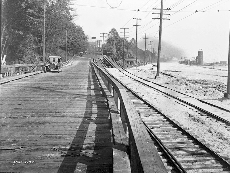 Looking south down Elliott Avenue W at W Mercer Place, August 1921, from http://archives.seattle.gov/digital-collections/index.php/Detail/objects/25558