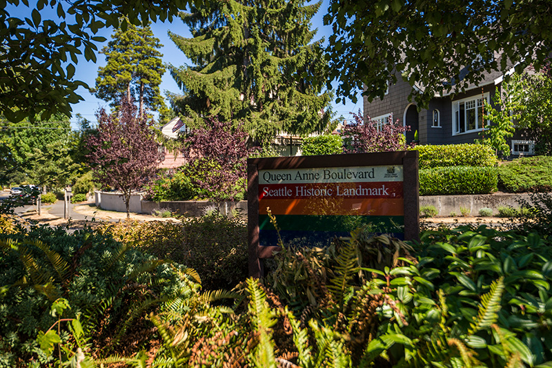 Queen Anne Boulevard Seattle Historic Landmark Parks Department sign, 1st Avenue W and W Smith Street, July 2015